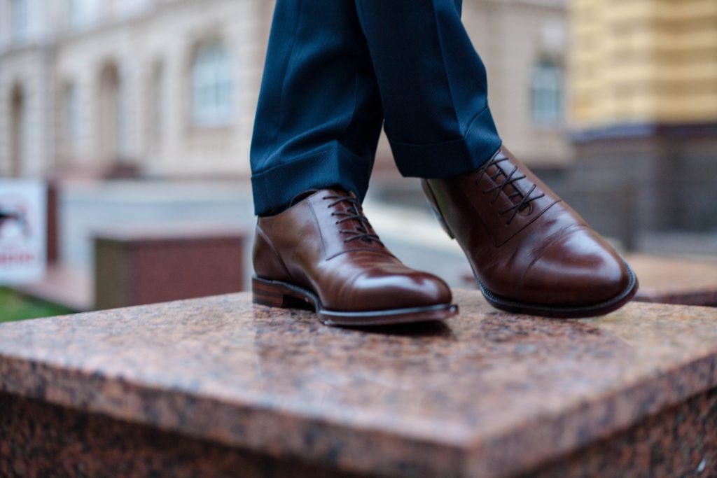 Cap toe oksfordai su kostiumu